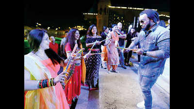 Gurgaon does garba to Indeep Bakshi’s Punjabi beats