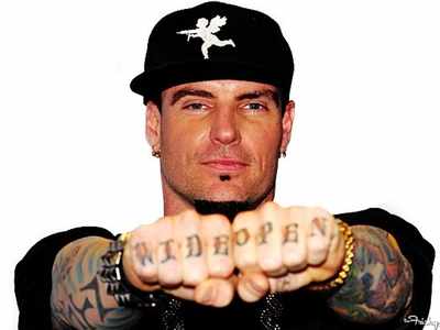 Vanilla Ice resumes tour after riding out hurricane Matthew