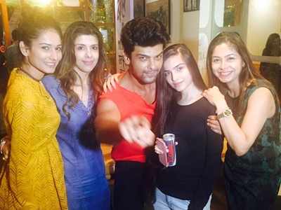 Kushal Tandon parties the night away with Beyhad co-actor Aneri Vajani, Jennifer Winget was missed