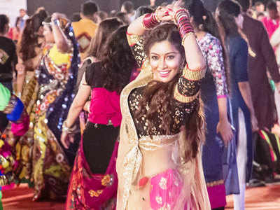 <arttitle><strong/>Payal Ghosh matches steps with 10,000 dancers for her Bollywood debut</arttitle>