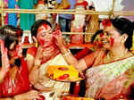 Bengalis paint town red with 'sindur khela'