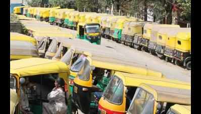 Autos & taxis give deadline to govt at rally