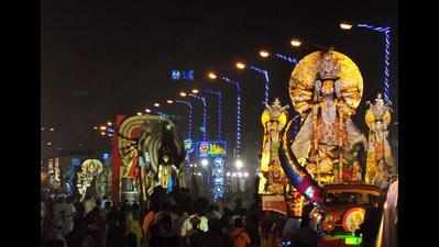 Thousand throng to watch the Durga Puja float on Red Road