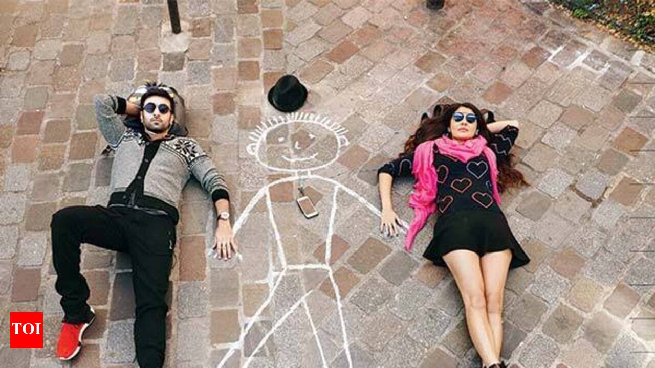 Ranbir Kapoor and Anushka Sharma chill on the streets of Paris | Hindi  Movie News - Times of India