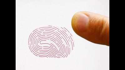 2, 300 students stamp an indelible fingerprint
