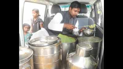 Youngster prevents food wastage, feeds hungry labourers & children
