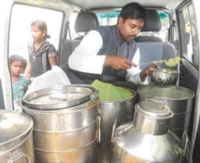 Youngster prevents food wastage, feeds hungry labourers & children