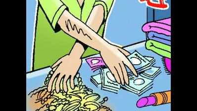 5Lakh robbery at scamster home