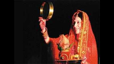 Karva tune: Sadhna sings for Shivraj