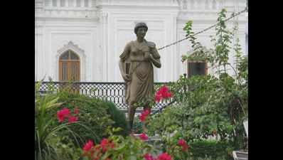 Shia waqf board wants Roman statues out of Hussainabad Imambara