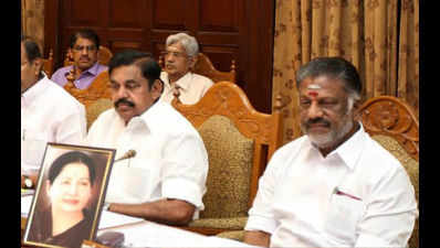 Panneerselvam chairs TN cabinet meeting with Jayalalithaa’s photo in front of him
