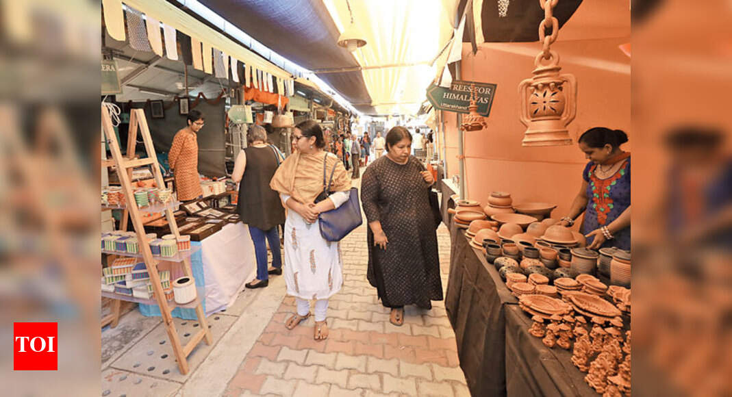 Diwali Diya | Diwali Lamps | A lit up Diwali bazaar | Delhi News ...