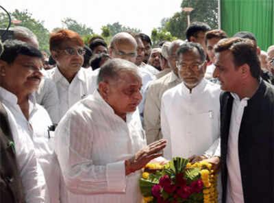 Before UP polls, Mulayam tries to broker peace between Akhilesh, Shivpal Yadav