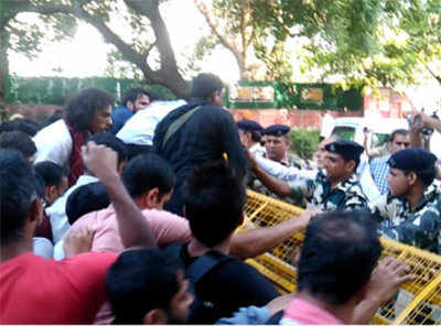 JNU students jump barricades during protest outside Rajnath Singh's residence