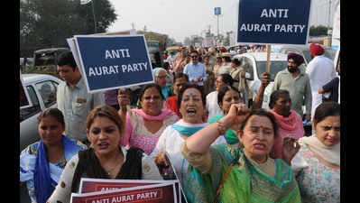 Women wing of congress throws bangles on Kejriwal