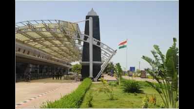 Gangster lands in Trichy airport, held