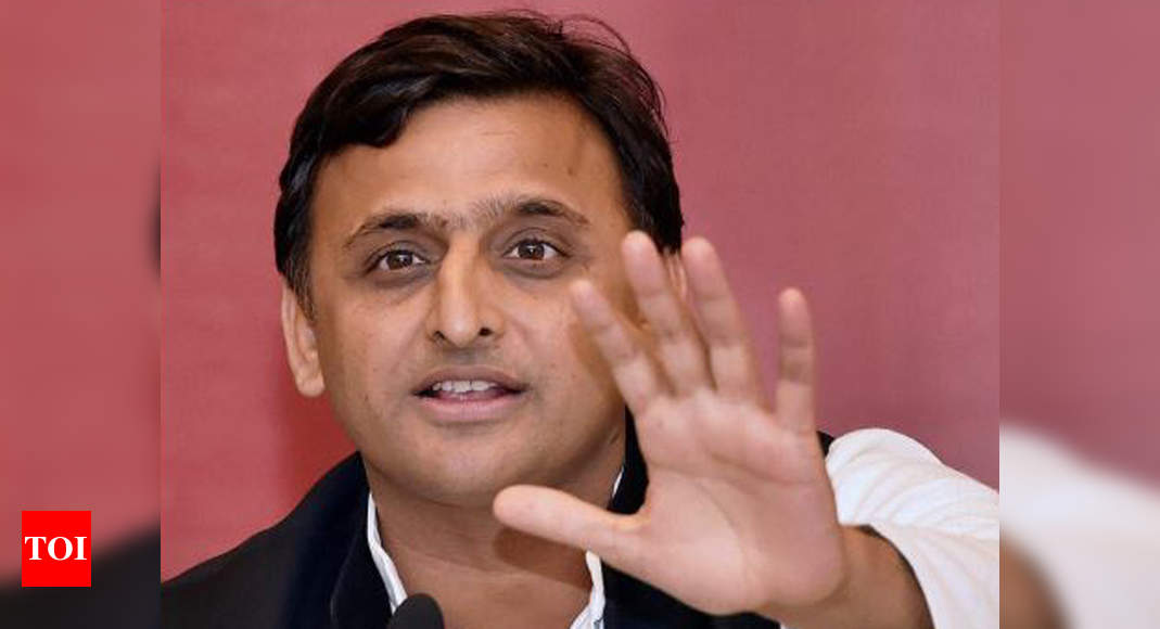 Akhilesh Yadav: Akhilesh Yadav briefs governor on political situation ...