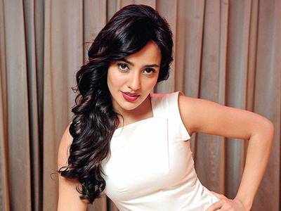 Neha Sharma doubles up as make-up artist for her film