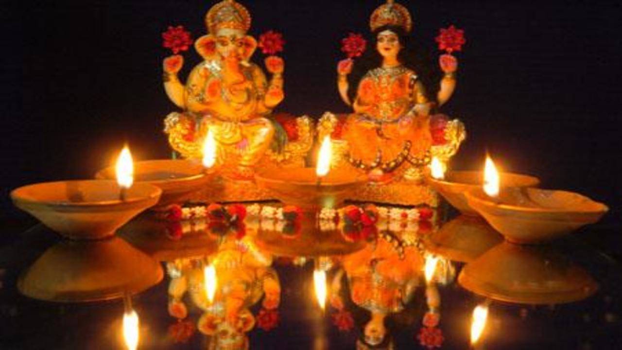 Diwali 2022 : पाडव्याला बायकोला द्या हे जबरदस्त गिफ्ट, वाढेल नात्यातील  प्रेम-diwali 2022 these romantic padwa gift ideas can make your love bond  stronger ,लाइफस्टाइल बातम्या