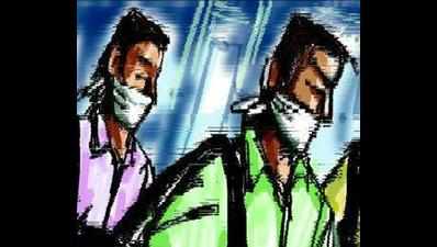 Robbers thrash doctor, snatch bag with Rs 1.4 lakh near Vijapur