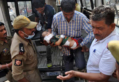 India gives it back, BSF
destroys 14 Pak posts
