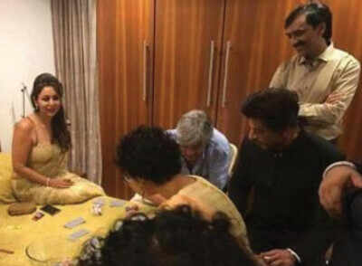 SRK-Gauri's card playing session with Kiran Rao is endearing
