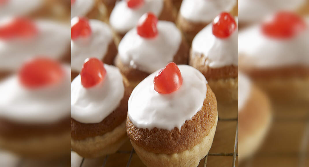 Christmas Cupcakes Recipe: How to make Christmas Cupcakes Recipe for Christmas at Home | Homemade Ch
