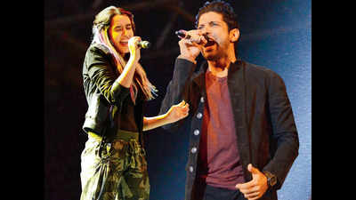Farhan whips up a frenzy and Shraddha follows suit...