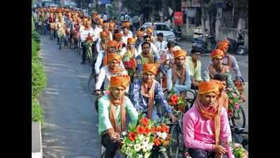 251 grooms on cycles create awareness on traffic, pollution