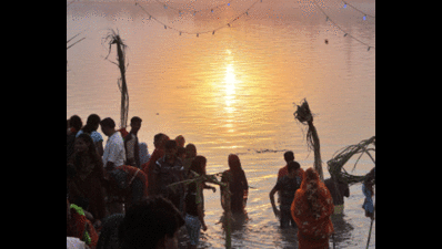Devotees tidy up Chhath Puja site after rituals end