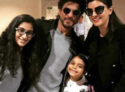 Shah Rukh Khan shares a sweet moment with Sushmita Sen and her daughters