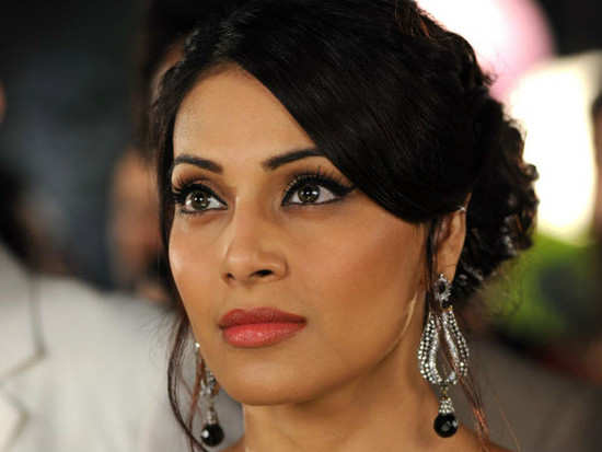 Bipasha Basu returns from Delhi with a throat infection