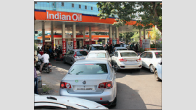 Public turns petrol pumps into money-changers