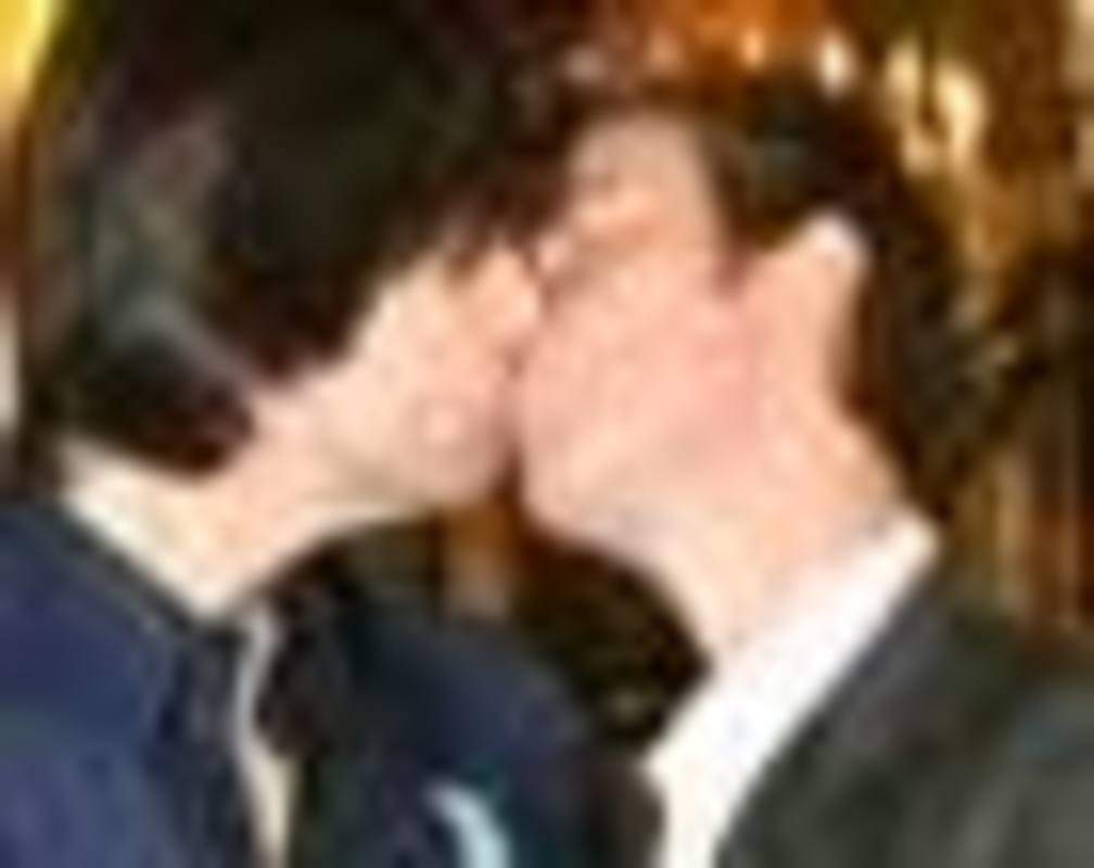 
Jim Carrey kisses Ewan McGregor
