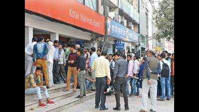 Noidawallahs take chhutti to get chhutte from the bank