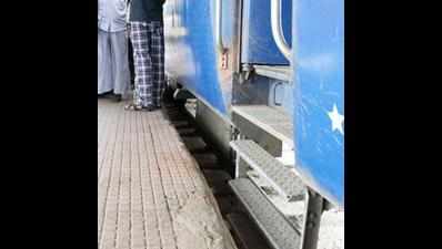 Jawan robbed of cash, thrown off train
