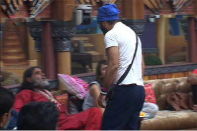 Bigg Boss 10: Manu gets into a heated argument with Swami Om; tries to hit him