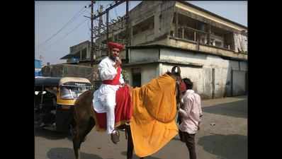 Civic town crier on horse asks traders to use defunct notes to pay tax in Vasai