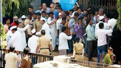 To stand in queue or work? 7,000 labourers in a fix