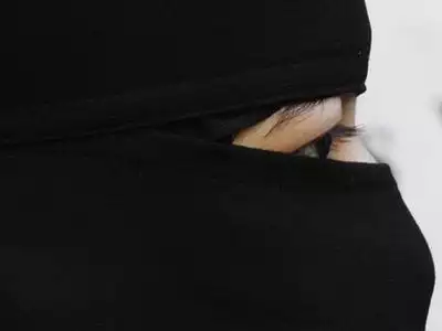 Muslim girl's hijab: Muslim girl's hijab ripped off in front of ...