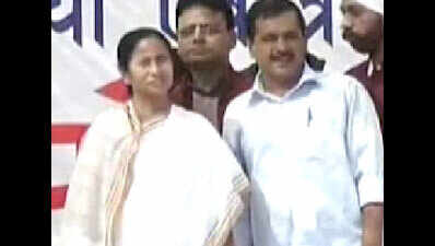 Mamata, Kejriwal hold joint protest rally in Delhi