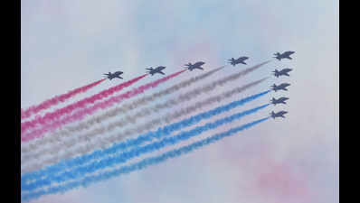 Red Arrows show has spectators in awe