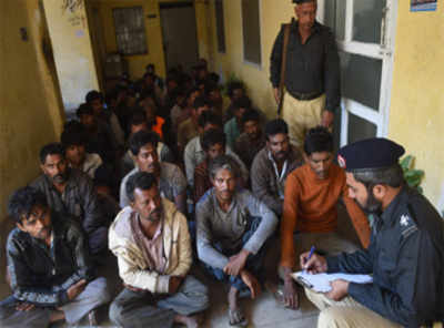 Pakistan apprehends 43 Indian fishermen