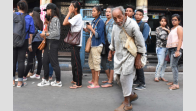 'Labourers in bank queues, postpone inspection visit'