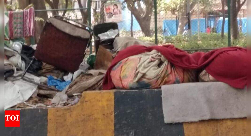 RV Road median, footpath encroached - Times of India