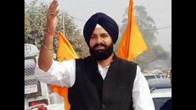 Bikram Singh Majithia gives farmers records of land acquired for Satluj-Yamuna Link canal