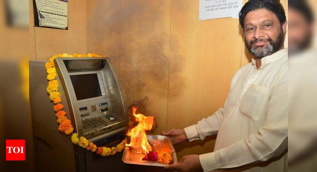 Former minister performs ‘arti’ of ATM | Kanpur News - Times of India