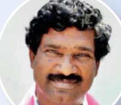 Villagers pelt stones on ex-deputy CM Rajaiah | Hyderabad News - Times ...