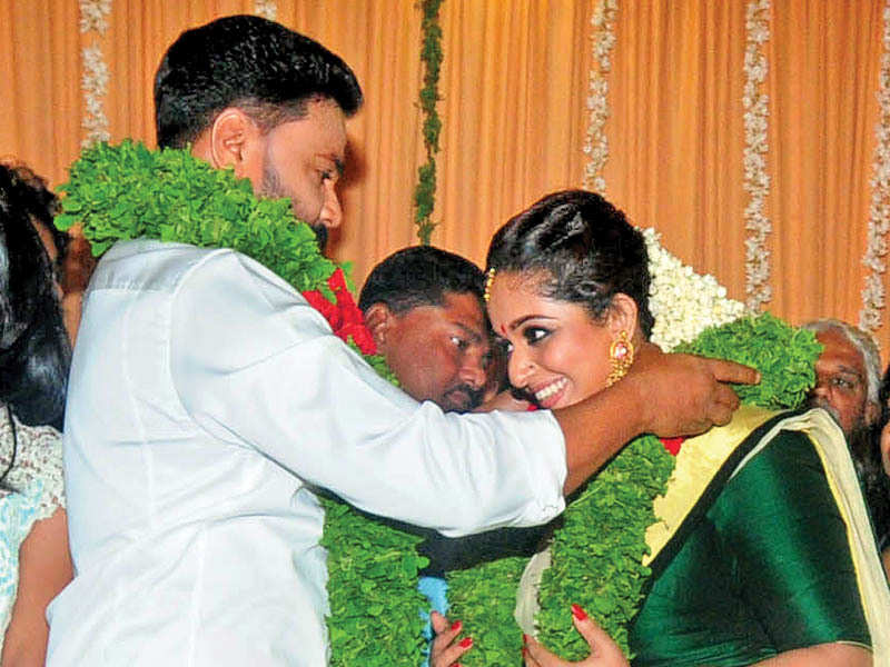 Dileep's reason to marry Kavya reeks of male chauvinism