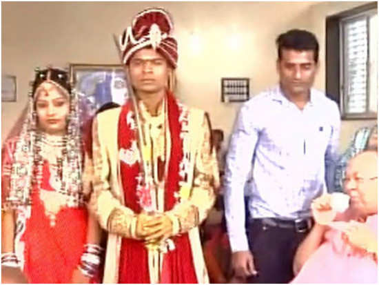 To overcome cash crunch, this couple got married in Rs 500